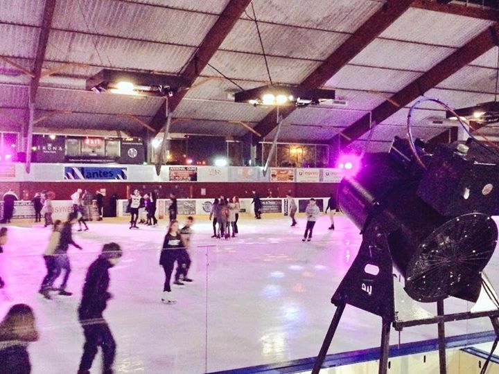 Prêt pour ce soir à la patinoire du petit port de Nantes . Snow… Nant'Effect locations et Prêt pour ce soir à la patinoire du petit port de Nantes . Snow… Nant'Effect locations et
