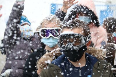 VIDEO. Privés de classe de neige, c’est la neige qui vient à eux directement au collège de Bouaye !